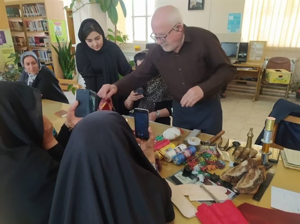 به همت کتابخانه عمومی امیرکبیر استان زنجان؛کارگاه صنایع دستی «چاروق‌دوزی» برگزار می‌شود