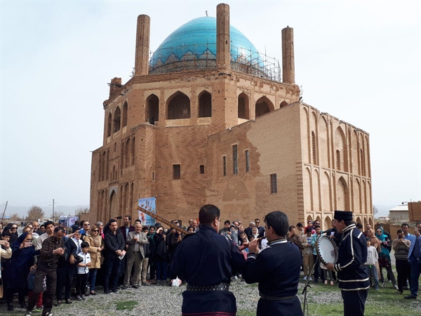 به بهانه حضور گردشگران نوروزی  گذر نوروز از سرزمین گنبدهای نیگلون و هنرهای ماندگار زنجان