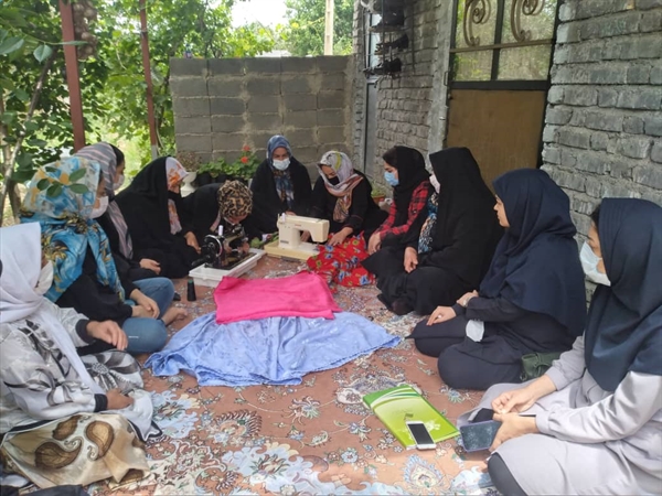 بازدید معاون صنایع‌دستی از کلاس‌های آموزش صنایع‌دستی در روستاهای شهرستان طارم